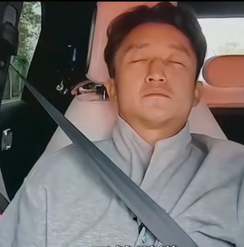 邹市明其实想过的是聂远的生活，在他眼里，聂远的生活才是幸福美好的。
聂远的生活其