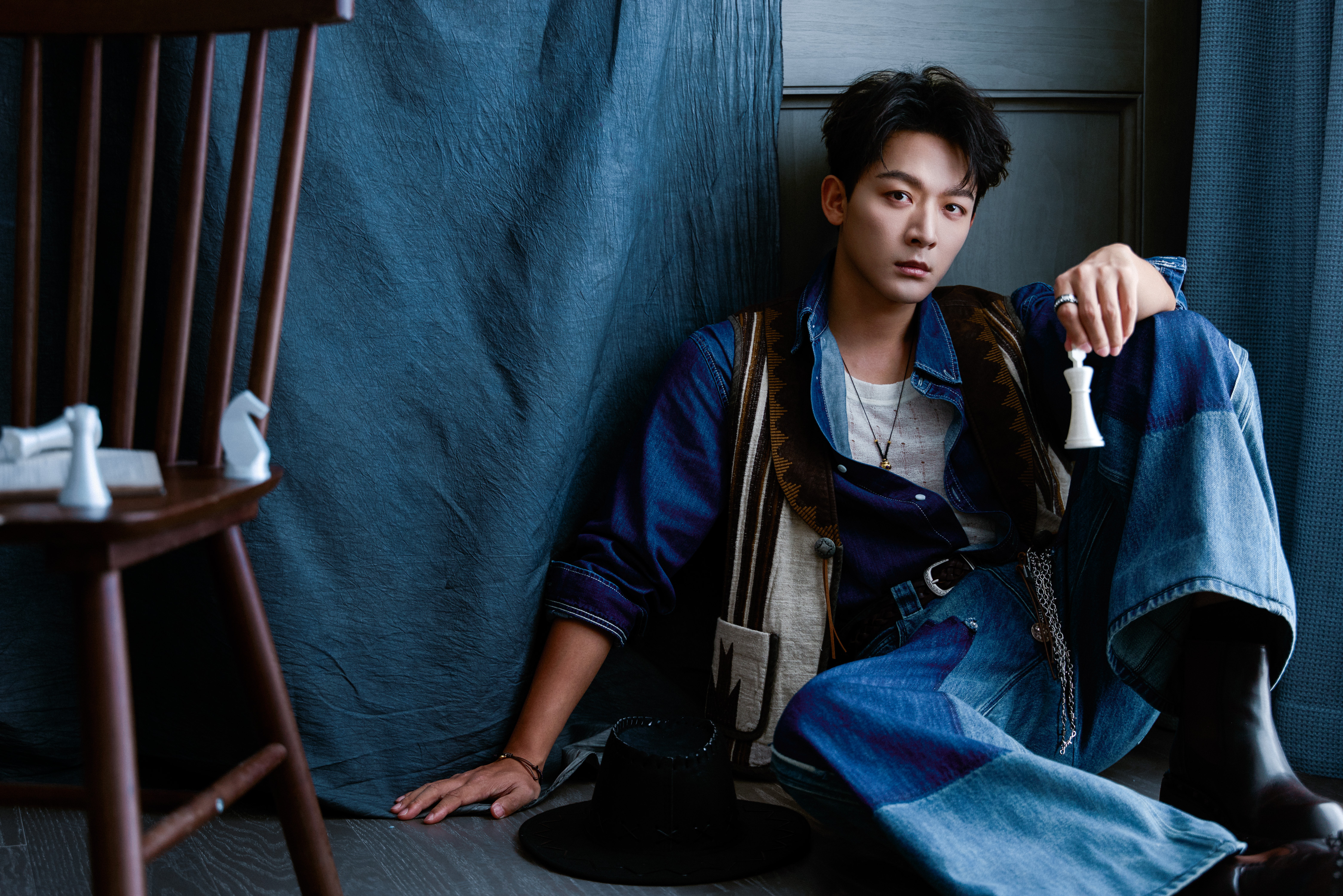 张晚意今日出席嘉善氧气音乐节造型大片，身着SOARIN复古马甲搭配针织衫与丹宁时