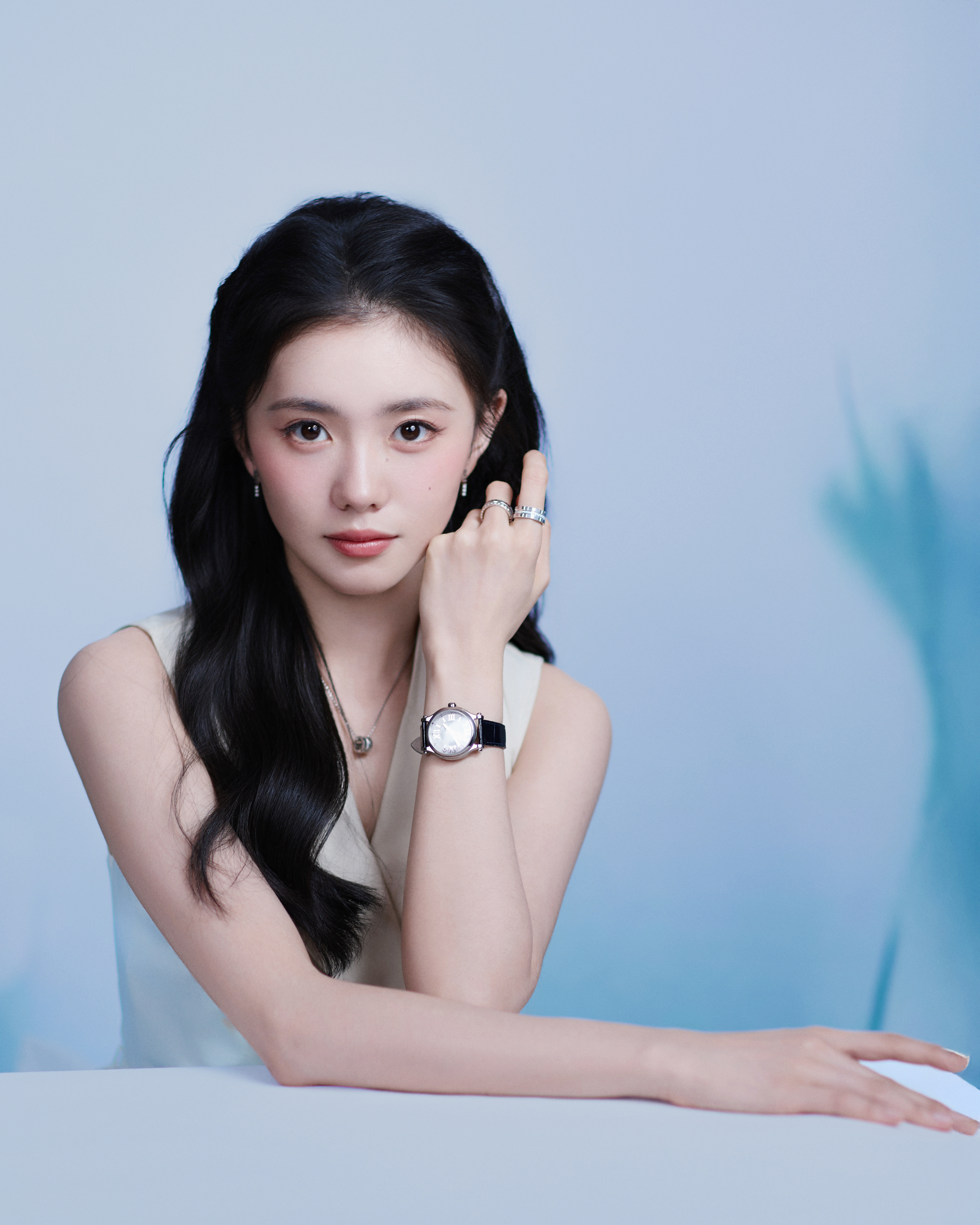 刘浩存好长好直的腿刘浩存  玉足脚脚，发射发射＞＞＞💕💕💕 