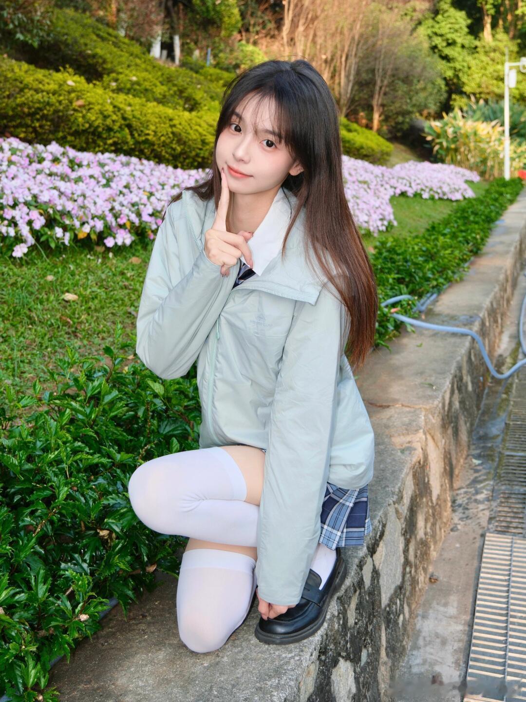 过膝白丝的可爱~ ​​​