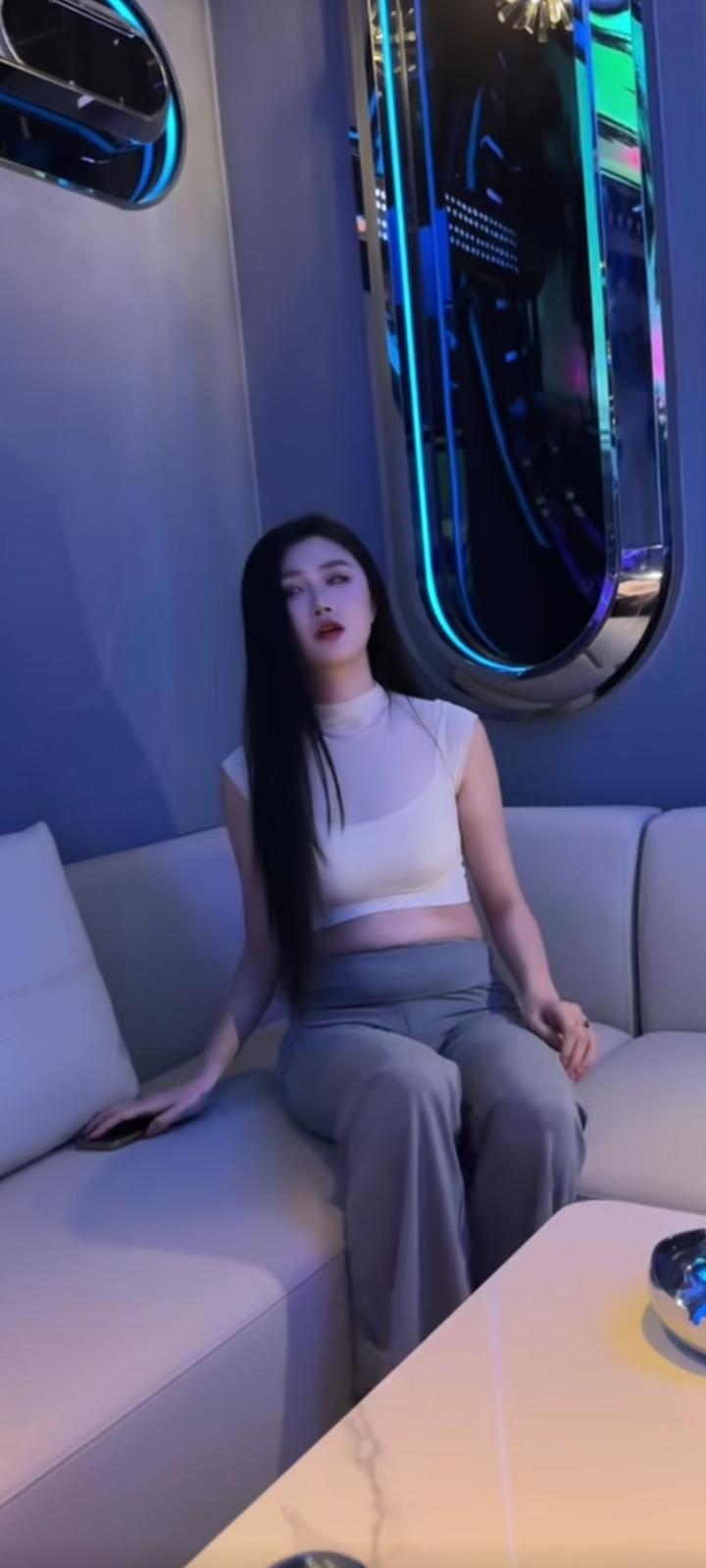 原来成年人的感情，
是不追问，是不解释，
是心照不宣，是突然走散，
是自然消减，