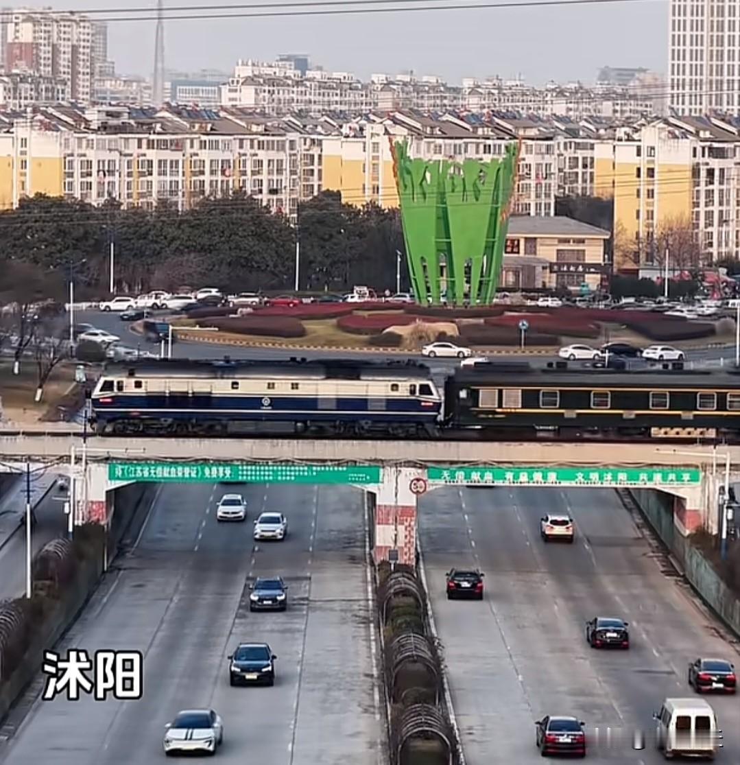 绿皮车很慢，却装着最急的归心…