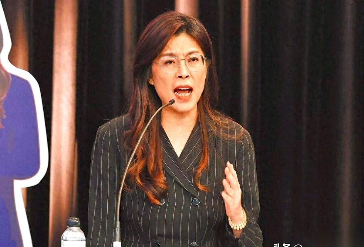 郑丽文终于点名侯友宜了。
话筒递到嘴边，她一开口，先给侯友宜递上了一顶高帽：“他