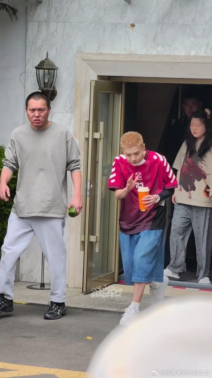 鹿晗五哈美式男高造型鹿晗裤腿比 鹿晗今天的美式男高造型太可了！寸头清爽，短袖配短