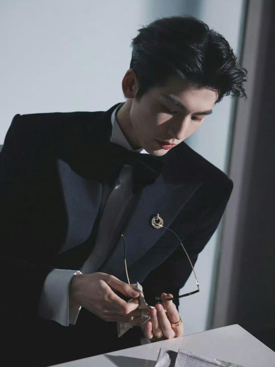 张凌赫投行男主有脸了张凌赫的蒋峤西直接戳中投行文男主DNA啊！高楼里从容弈棋那范