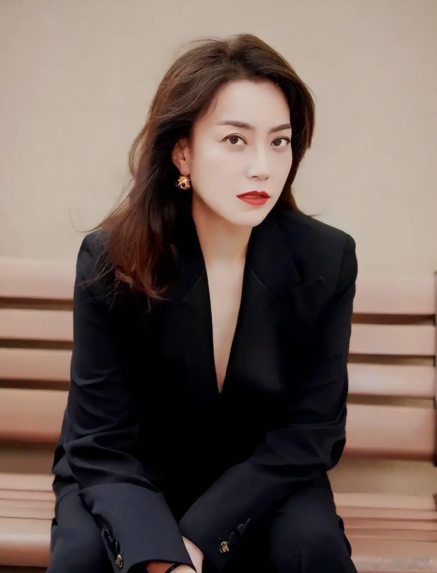 一个女人能在竞争激烈的香港娱乐圈里把这个位置守住二十多年，靠的绝对不只是勤奋，还