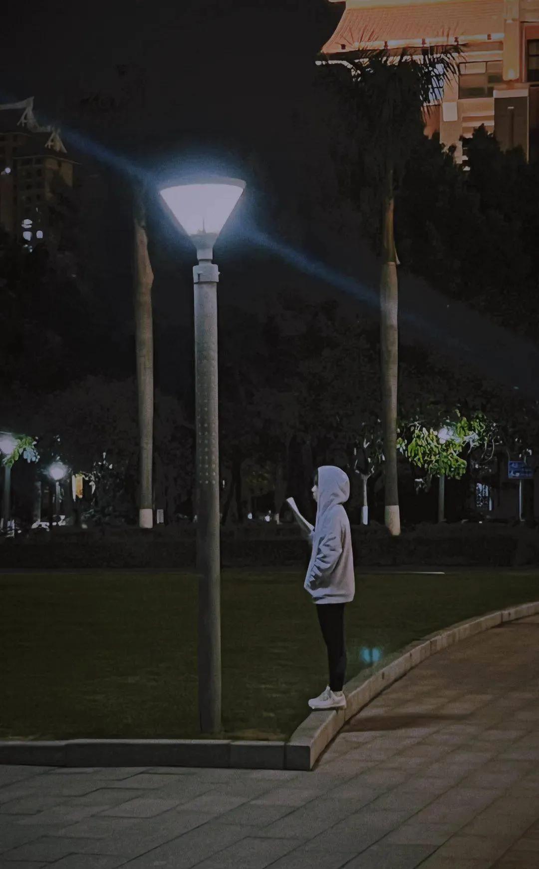 上联：孤灯独影三更夜；
下联：？？？