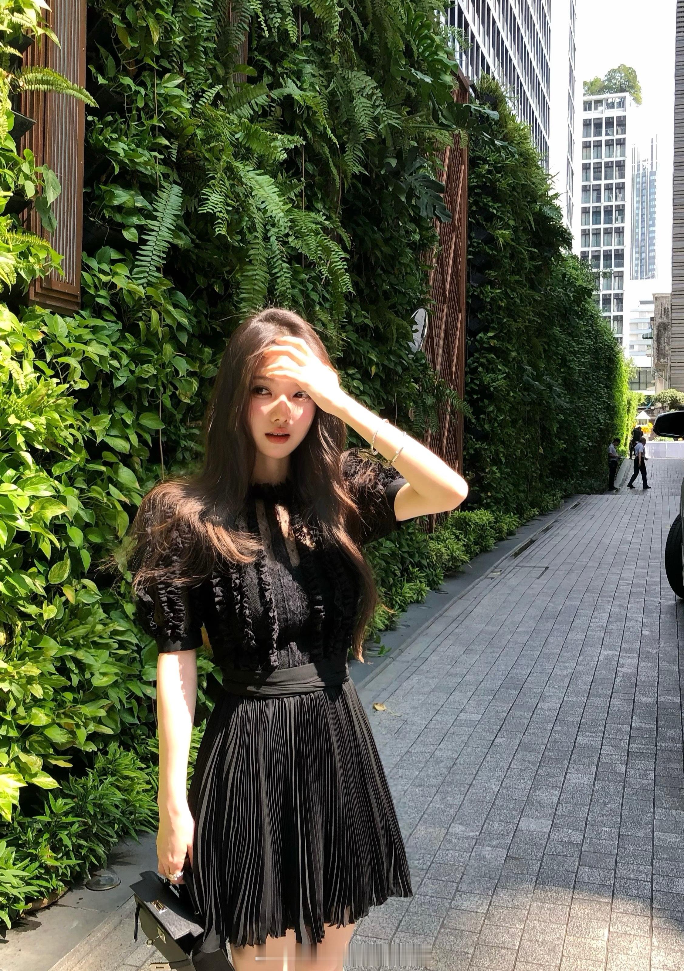 美神降临。dolc*e重工私服裙裙 乖张千金 黑蕾丝的禁欲美感奢贵氛围滑1穿啦 