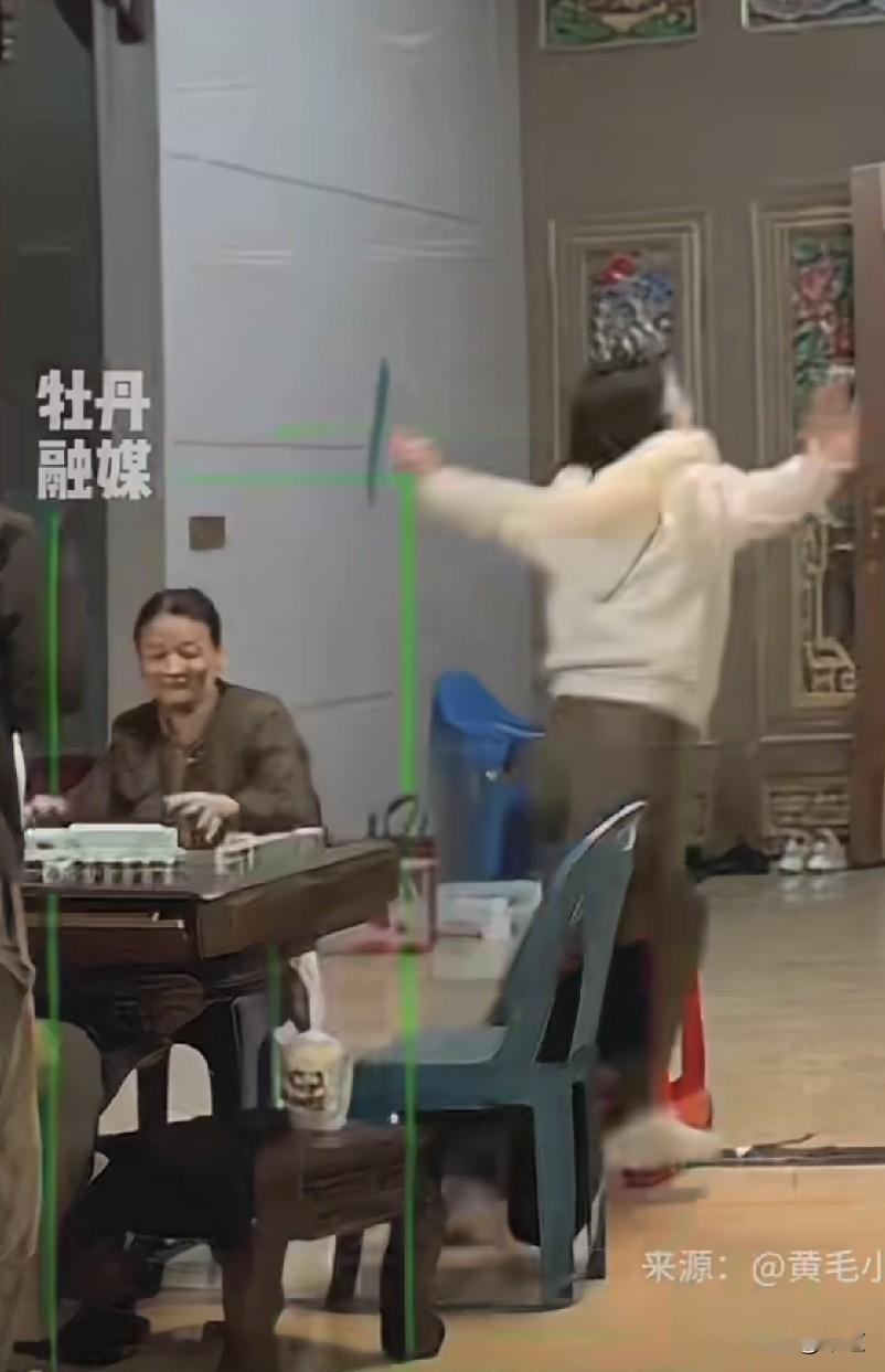 女子去男朋友家做客，四人凑了一桌打麻将。
当她摸到好牌那一刻，顿时起身忘乎所以的