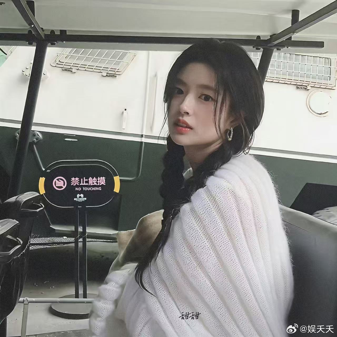 徐若晗桃花坞第一大漏勺 她分享桃花坞趣事的时候完全收不住，狼人杀那段被徐志胜紧急