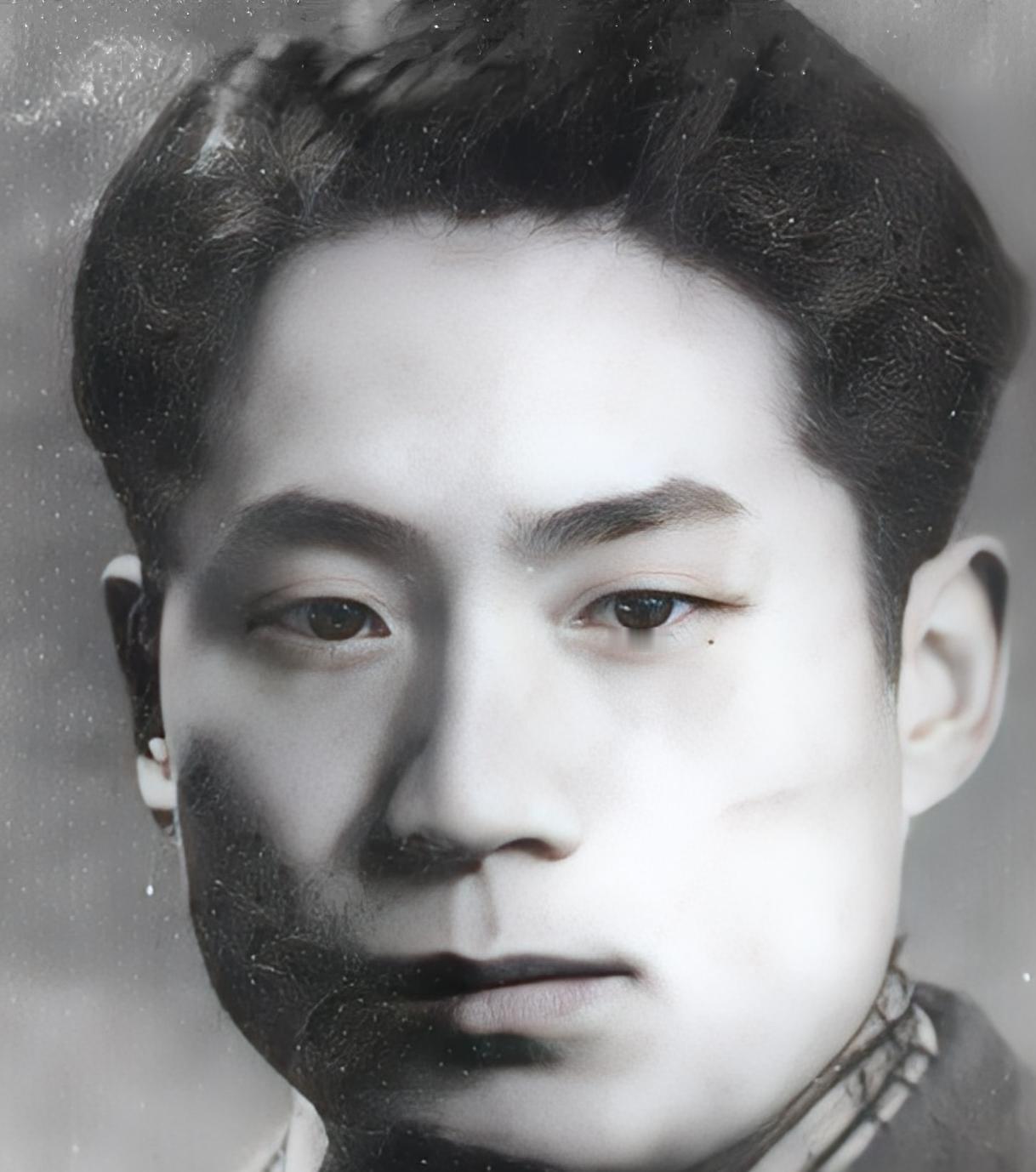 1948年4月18日，地下党员李维嘉接完头，正要回家，一个小姑娘却偷偷朝他摆手，