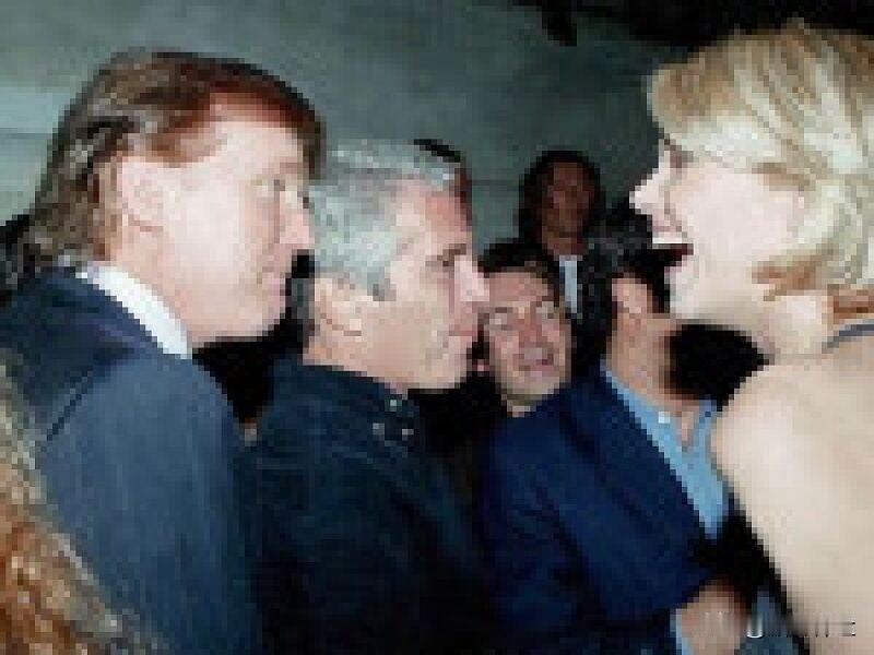 爱泼斯坦照片再曝光 特朗普卷入

12月12日，美国民主党公布来自爱泼斯坦庄园新