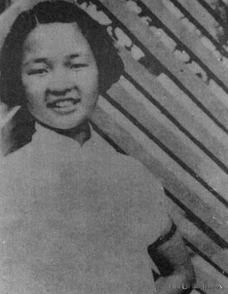 1941年，一个女囚被捕入狱后，监狱长一脸得意，解开衣扣就朝她扑了过去，可是，谁