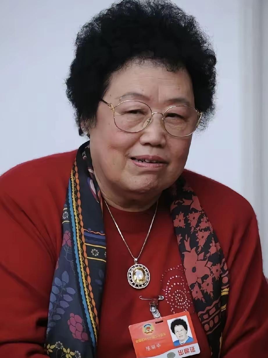 陈丽华走了，
最难受的人出现了，
不是她的儿女，也不是迟重瑞，而是陈丽华公司的员