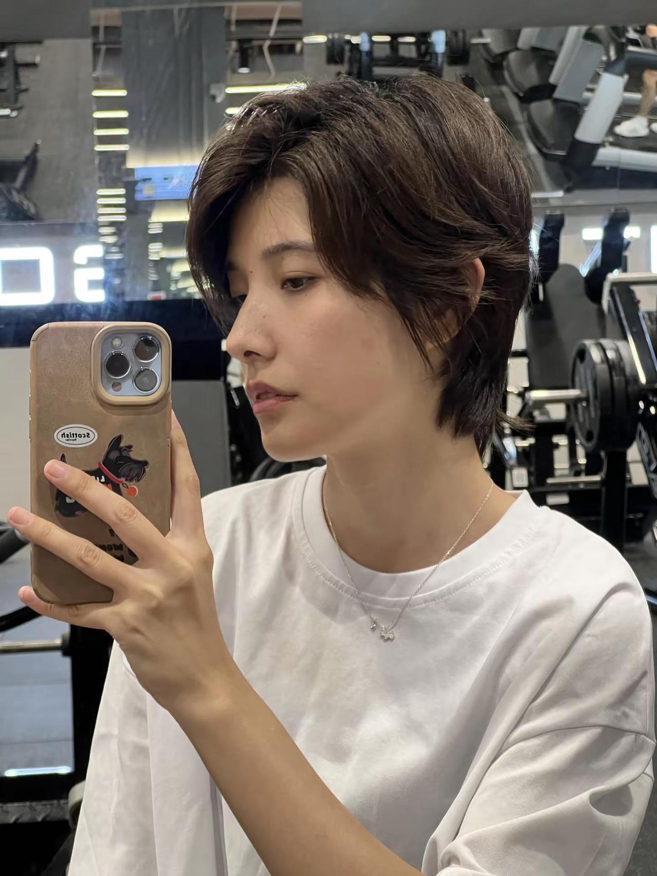 顺其自然 女生 侧颜 短发