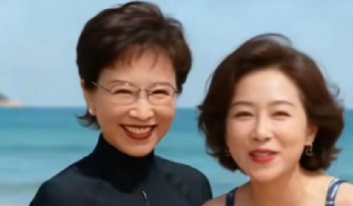 这是一对母女的合影。
     脸型如出一辙，笑容可掬，气质非凡，令人羡慕。