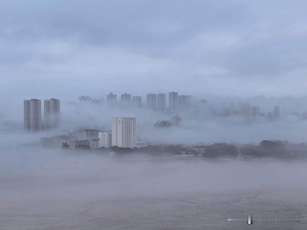 6月24日清晨6点半，火炉重庆简直仙爆了！
本以为夏天的重庆只有酷热，没想到6月