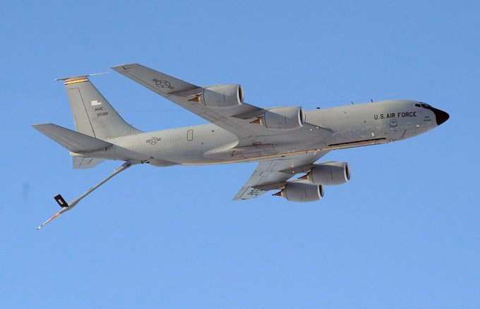 美国中央司令部周四晚说，一架参与美国对伊朗军事行动的 KC-135 空中加油机，