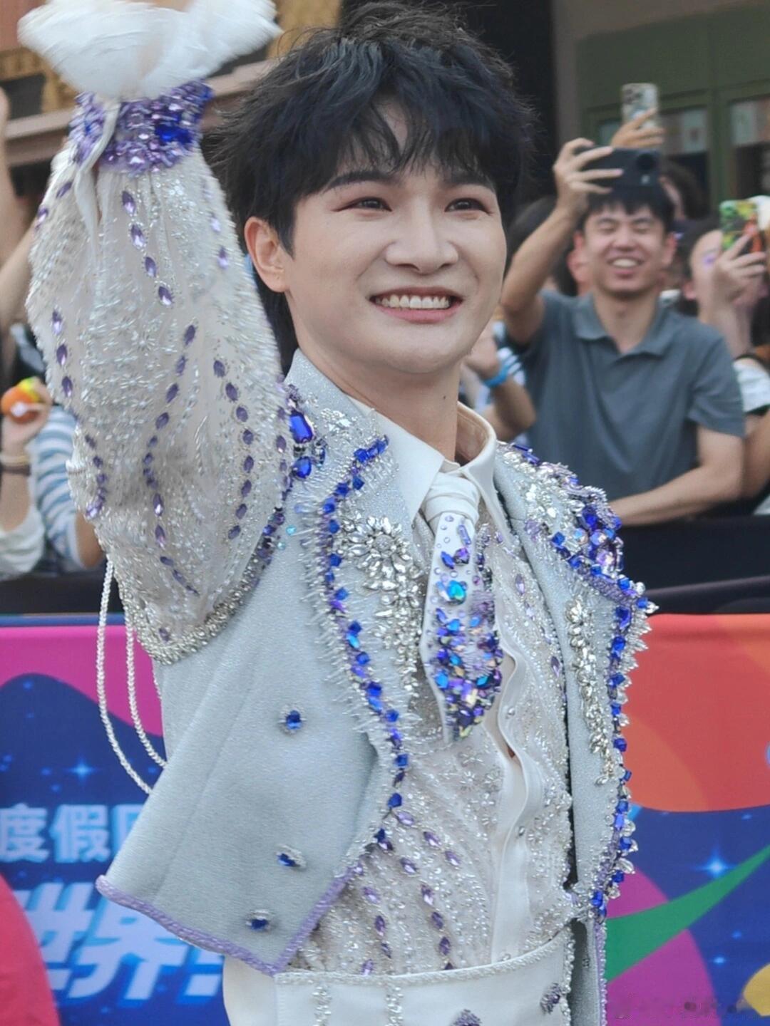 周深压轴全场尖叫周深你有多久没在蓝毯上又蹦又跳了看他压轴出场全场尖叫的时候还挺骄