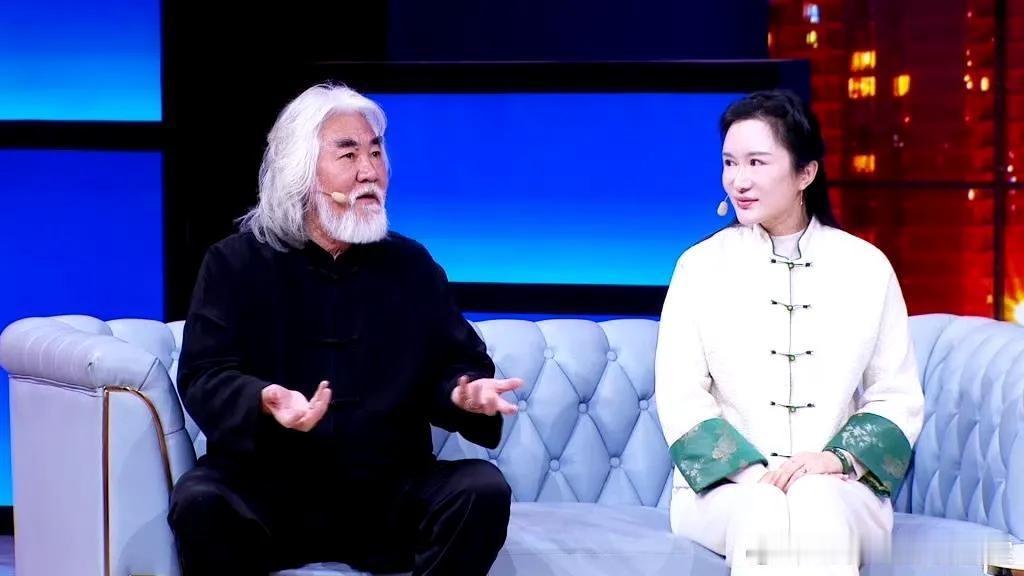 看人家张导的生活！
七十多岁了生龙活虎
一家人其乐融融
显得非常的幸福！
七十多