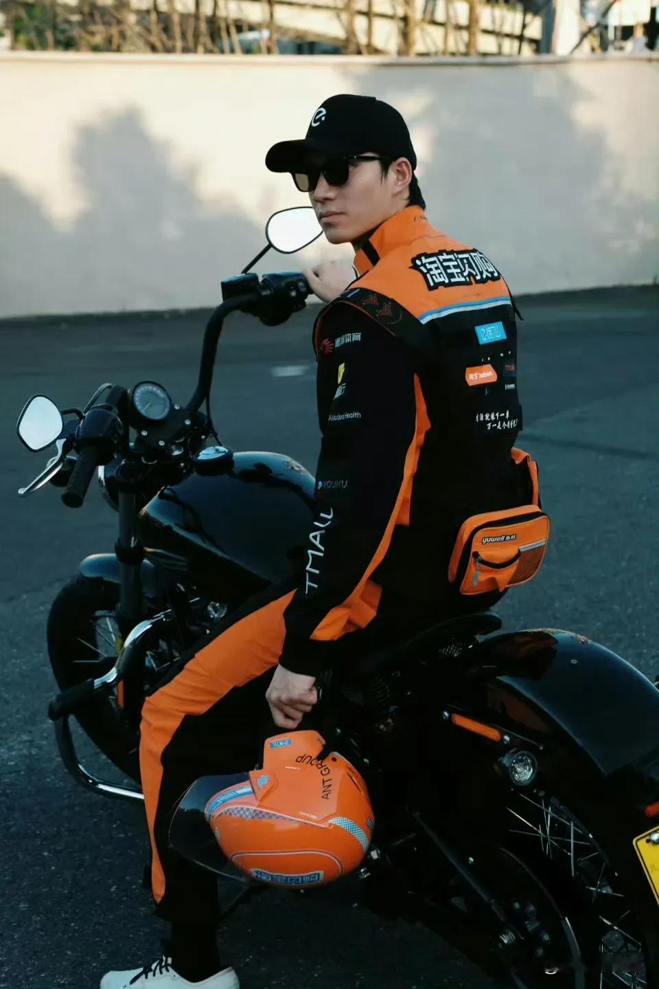 淘宝闪购官宣外卖行业首套制服，这也太酷了！
 
2025年8月25日，淘宝闪购官