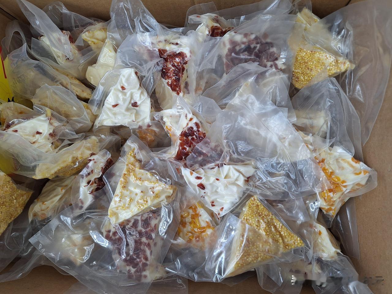 新疆特产，这种千层奶皮和奶疙瘩非常好吃。