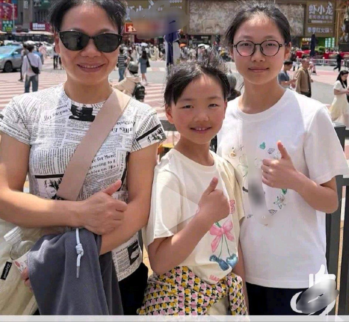 车间妈妈带孩子见证自己上城市大屏比起浮夸宣传，这种致敬劳动者才最实在。把平凡打工
