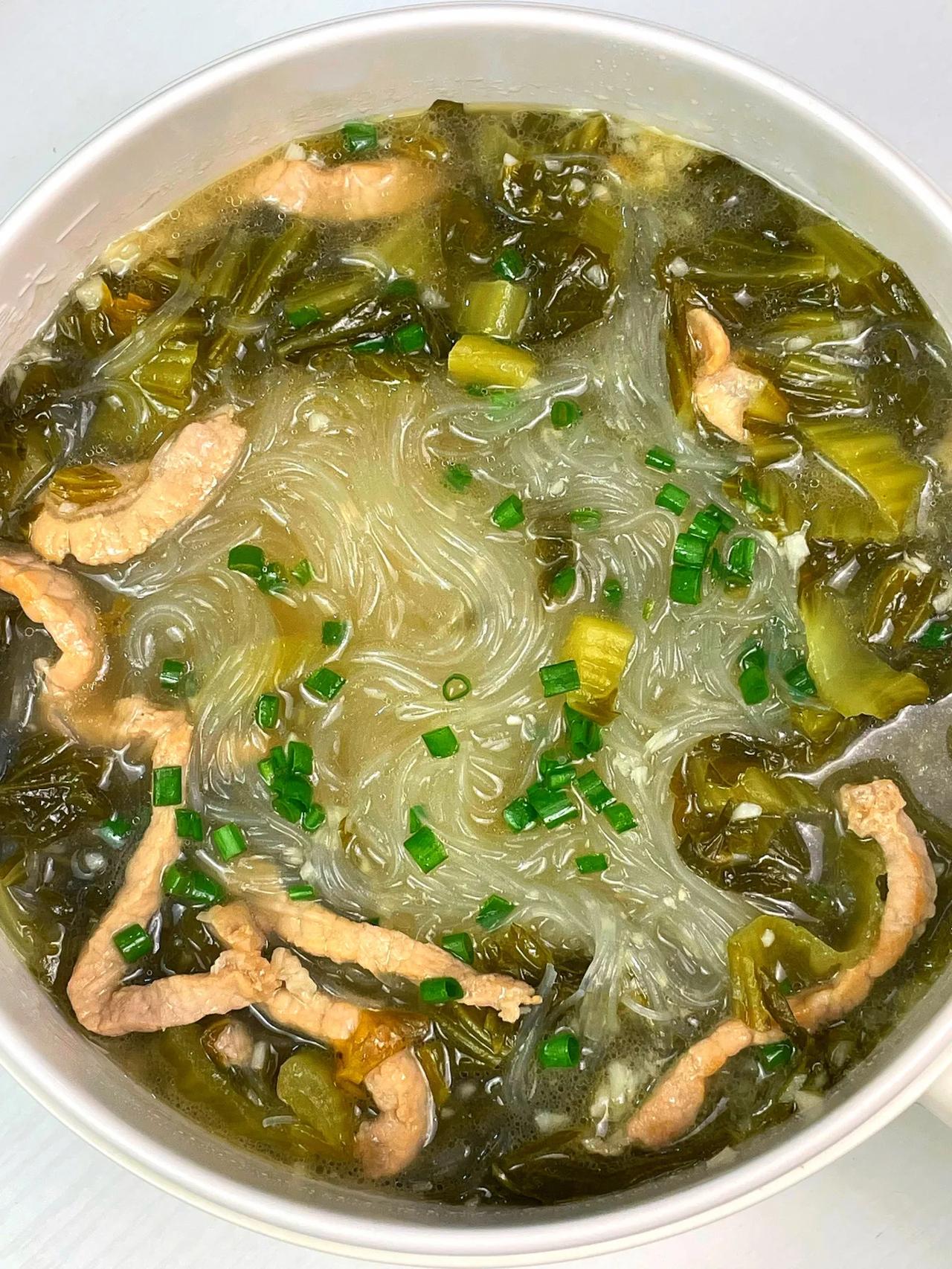 只要八块钱，酸辣开胃的酸菜粉丝肉片汤，绝了
       夏天一定要试试这个酸辣