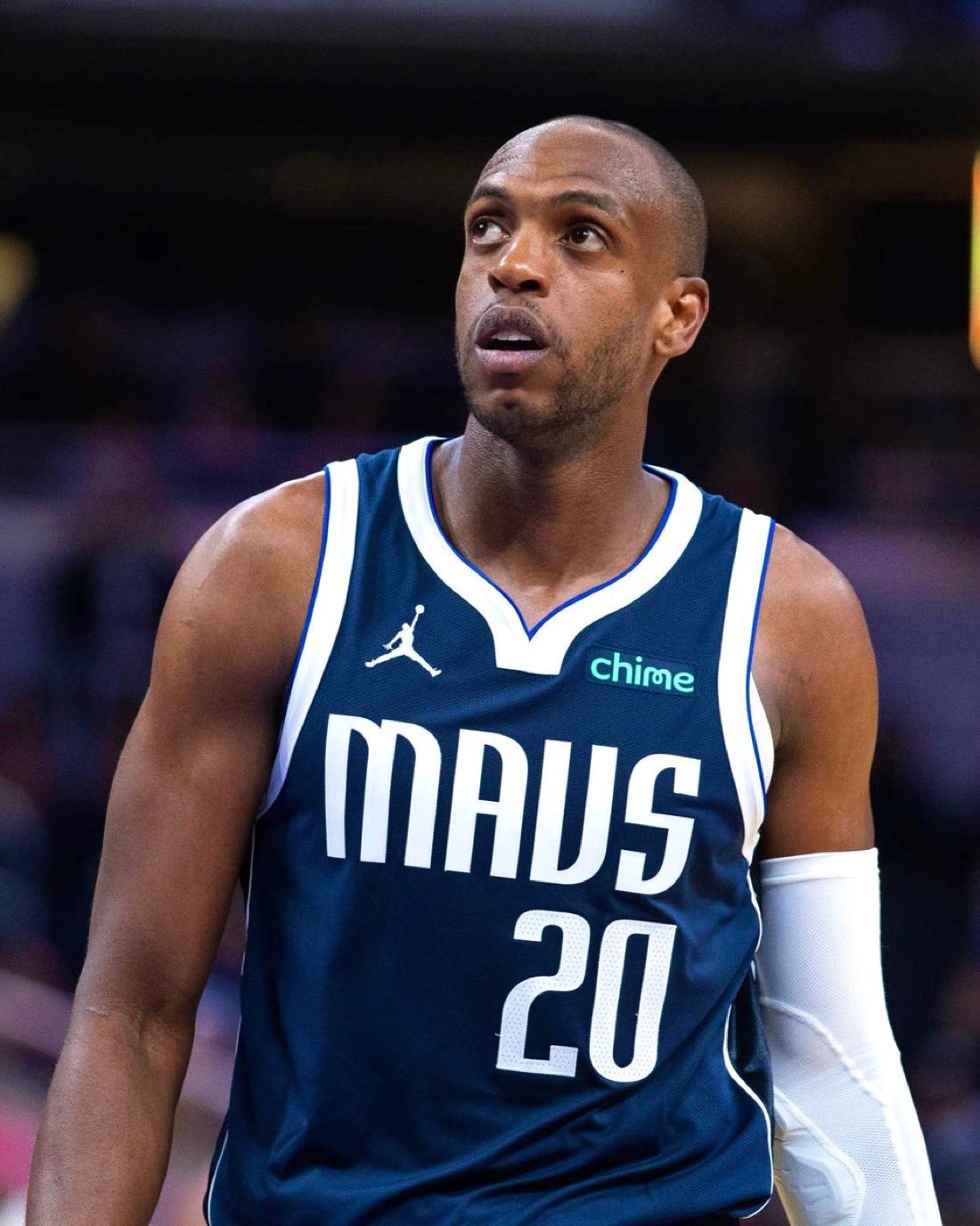 记者Brett Siegel报道:“若独行侠买断米德尔顿，掘金￼和马刺￼会对他感