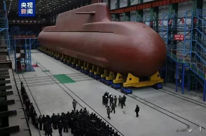 朝鲜新核潜艇全貌泄天机！8700吨巨兽藏三大杀招
 
金正恩督战的8700吨级核