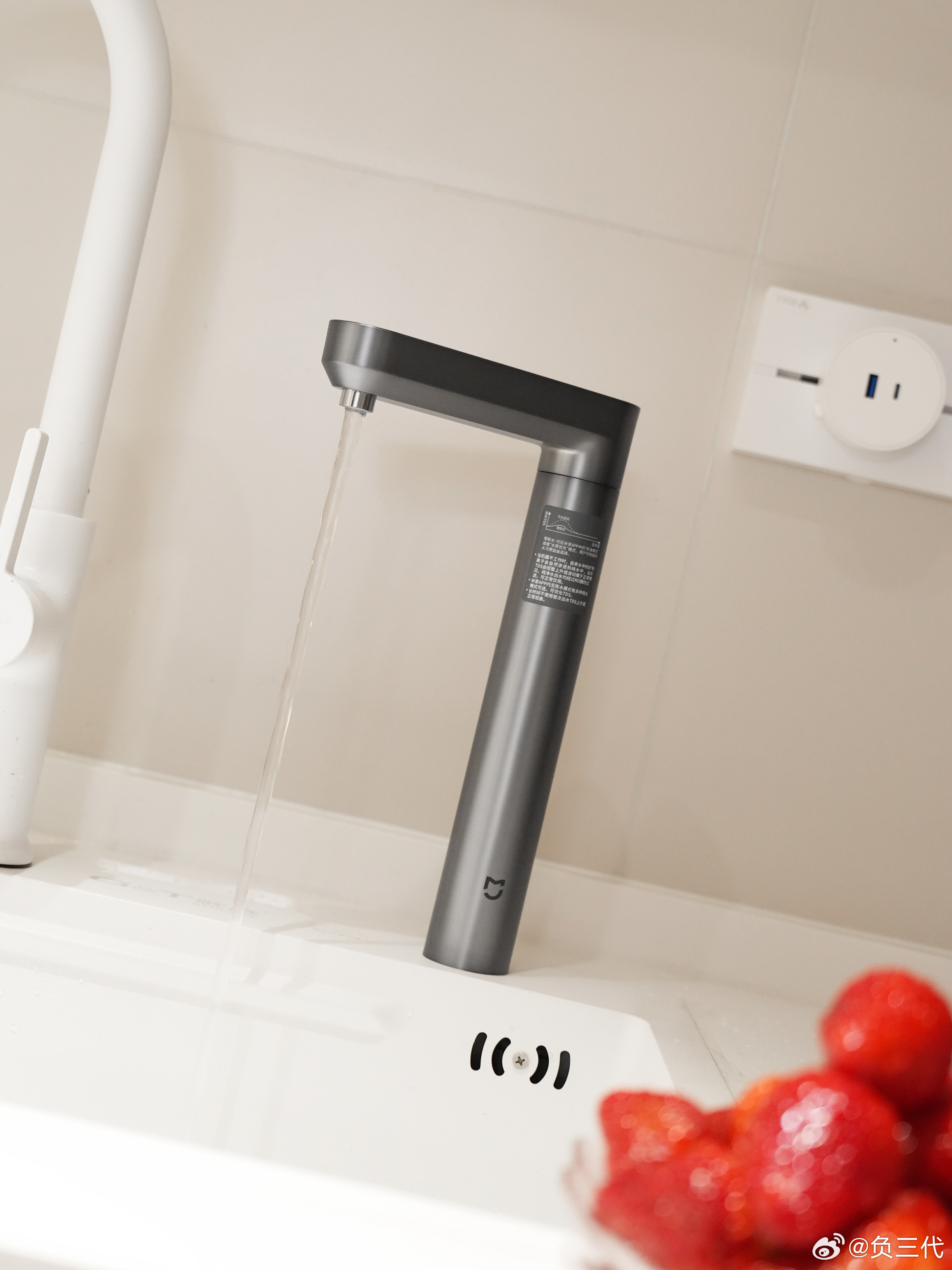 米家净水器 2 1200G，外观我就不说了你们自己看，智能触控水龙头也比较精致。