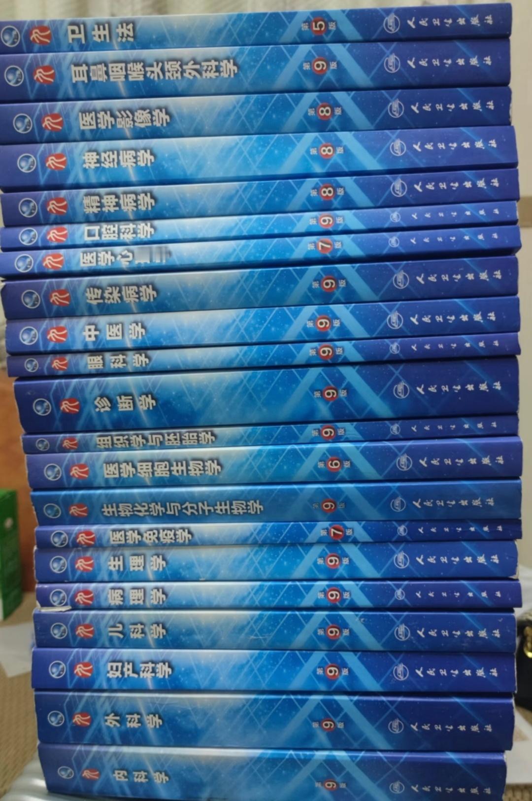 大学的时候看这个👇🏻，伟铿可以看，很助眠🤗 