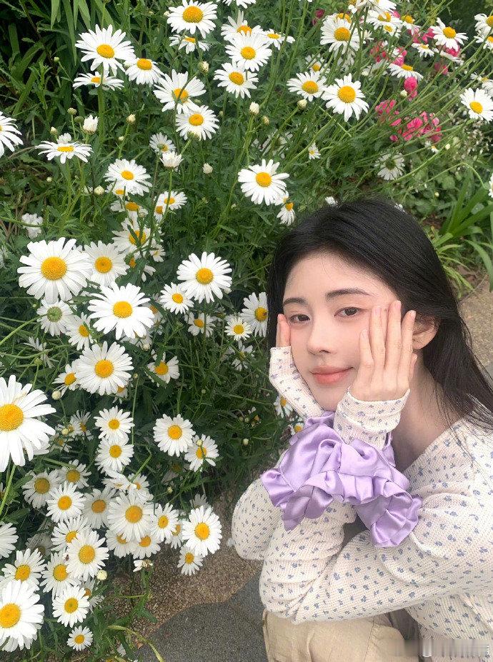 全网送鞠婧祎一个春天 这个鞠婧祎，完全是人美花更美具象化了~ 