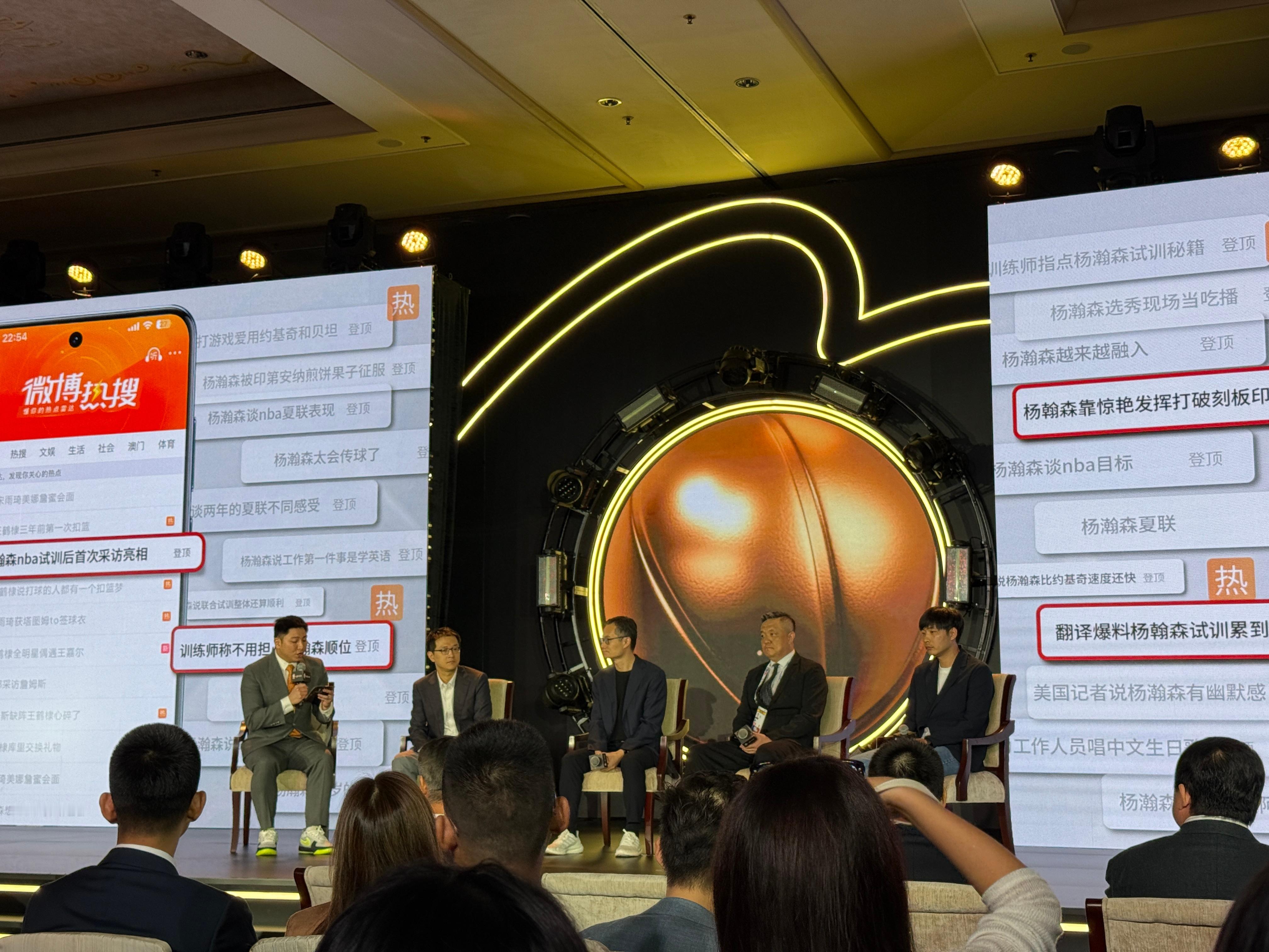 恭喜NBA 恭喜微博 合作继续小曾和书豪，兼具首钢和篮网元素，还挺奇妙的。nba