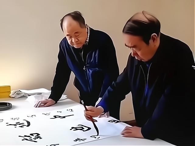 贾平凹和莫言,谁的书法水平高?尽管莫言的也小说被人诟病，但就毛笔字而言，莫言的要