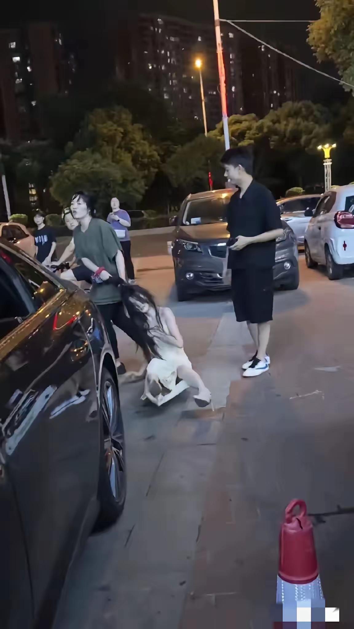 她扯掉小三裙子的下一秒，我就知道，这个原配是来索命的
​那天商场门口，白裙子那女