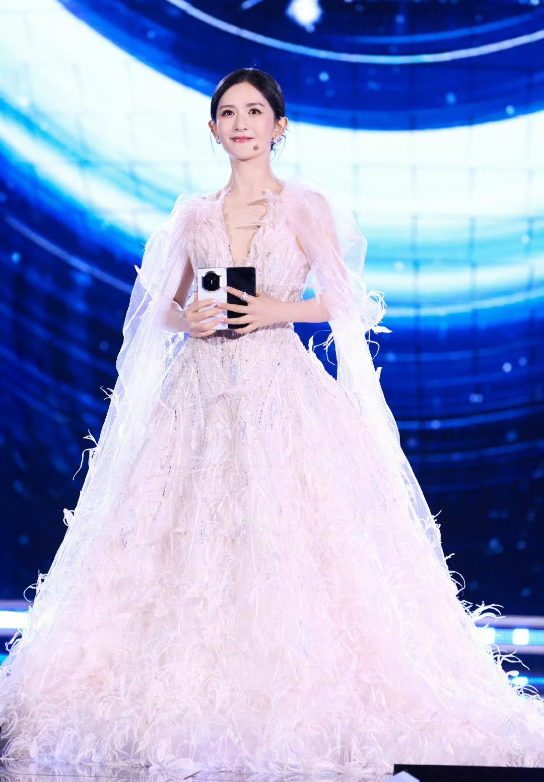 谢娜今晚主持的手卡很帅 瞧瞧谢娜今晚的手卡，帅气指数直接爆表！新颖的设计理念，独