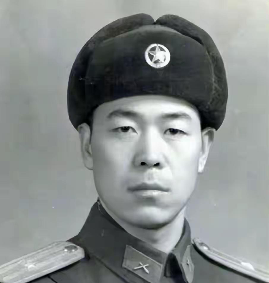 他打敌机立了功，毛主席要嘉奖他，刘亚楼暗示：不要钱，要“豆”

岳振华当时面对的
