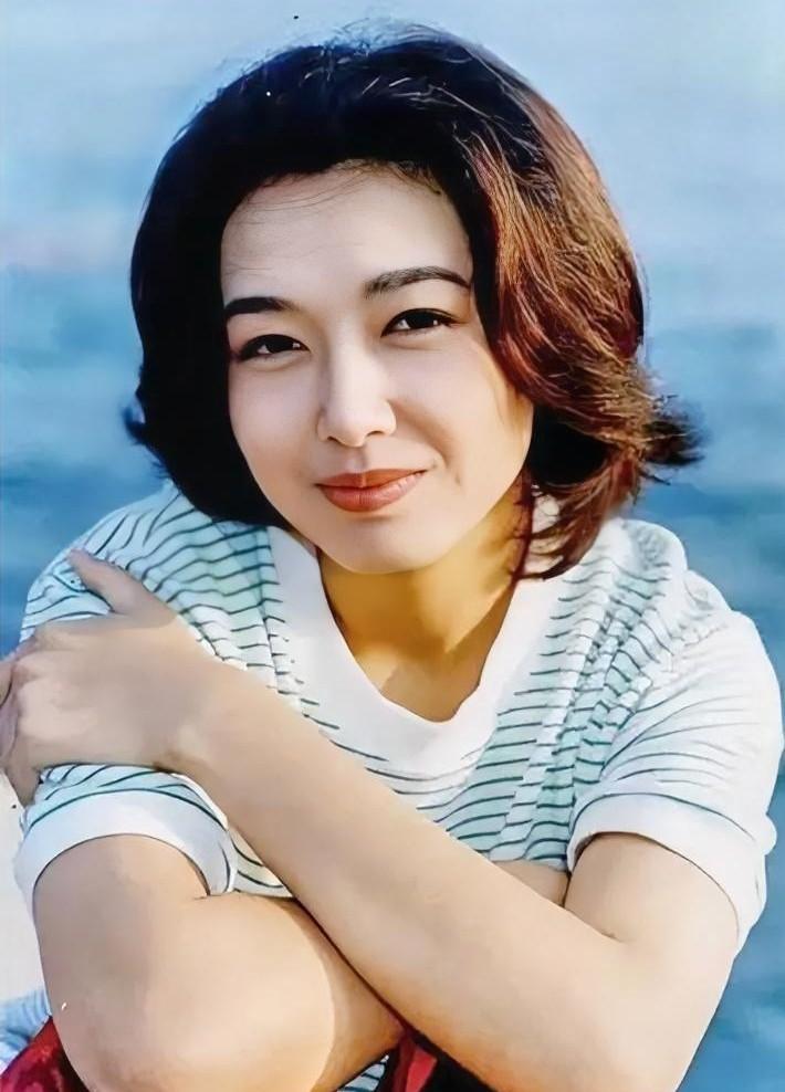 杀青宴上人影都找不到，江珊又被骂“捞完就跑”。
可笑。
这边话剧《德龄与慈禧》全