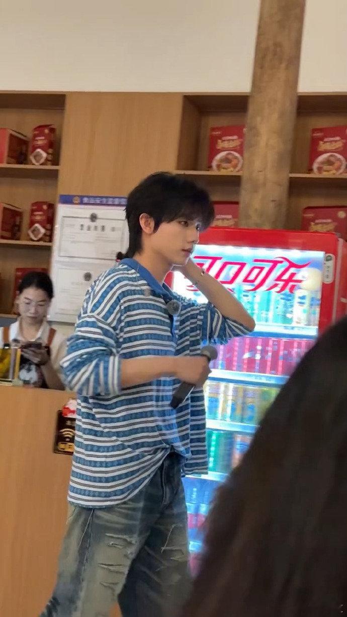 吃饭偶遇张子墨唱歌 吃个饭居然偶遇张子墨录节目唱歌！近距离听现场也太赚了吧，这是