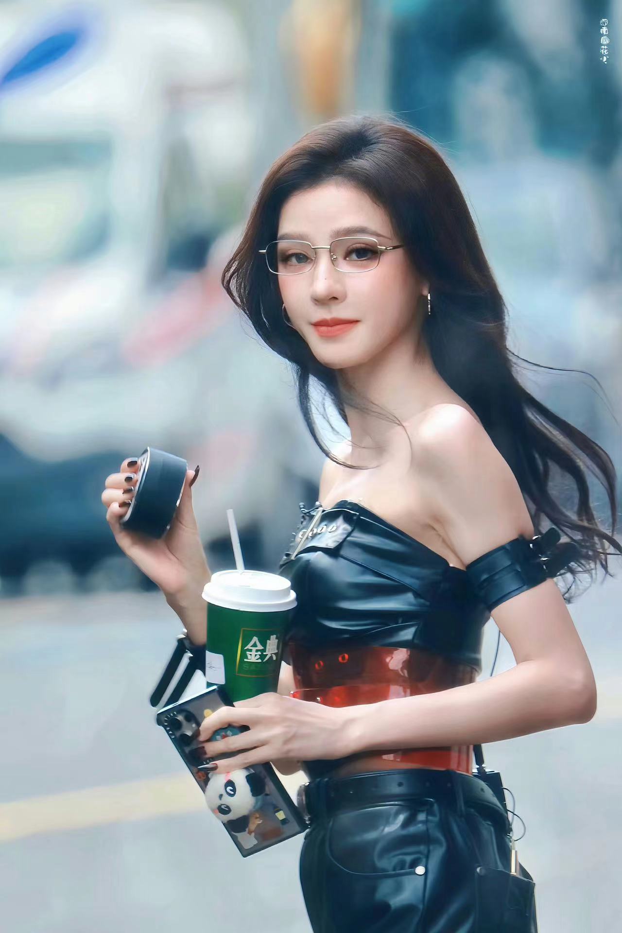 #张予曦机械姬##张予曦AI眼镜妆# 《乘风2024》五公转场路透，AI眼镜妆绝