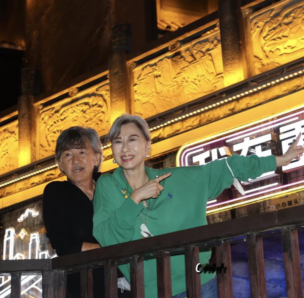79岁林子祥和65岁叶蒨文现身重庆下浩里游玩被偶遇，夫妻俩打扮低调，满头白发不加
