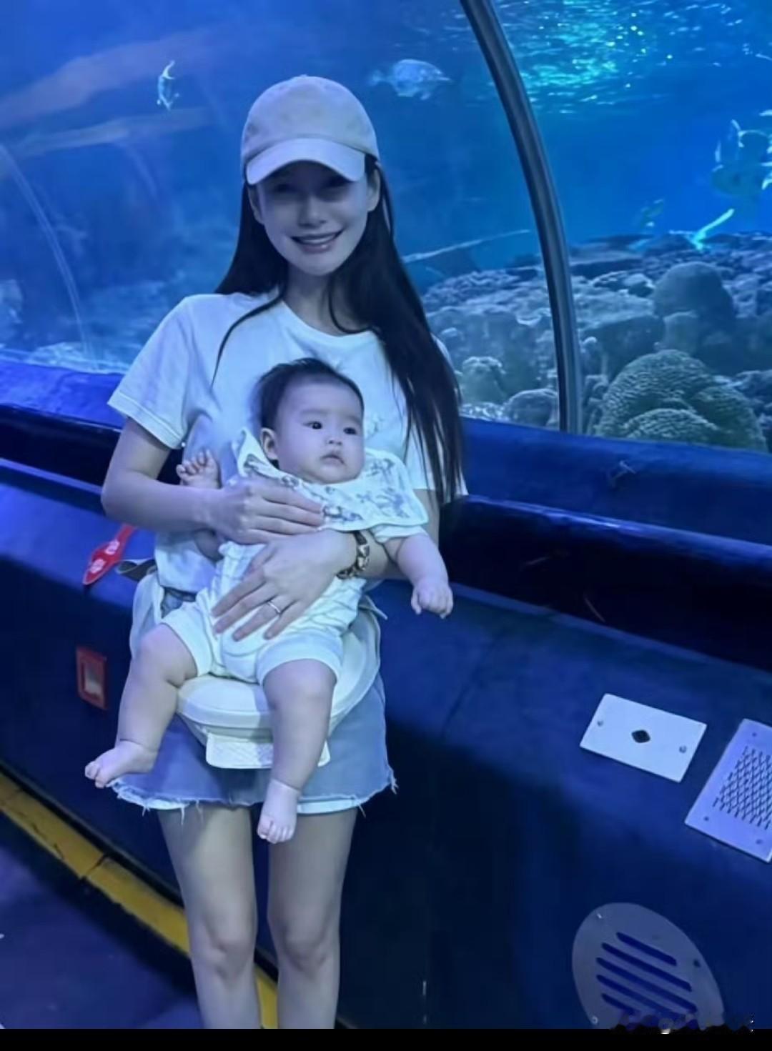 马筱梅晒照，一个人带娃，去水族馆，不得不佩服她是真的高精力人群，带娃工作两不误 