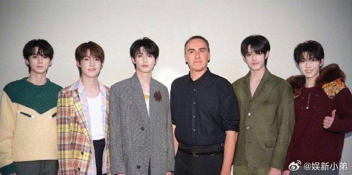 登陆少年与Prada两位创意总监合照，也是好起来了[哇][哇] ​​​朱志鑫，张