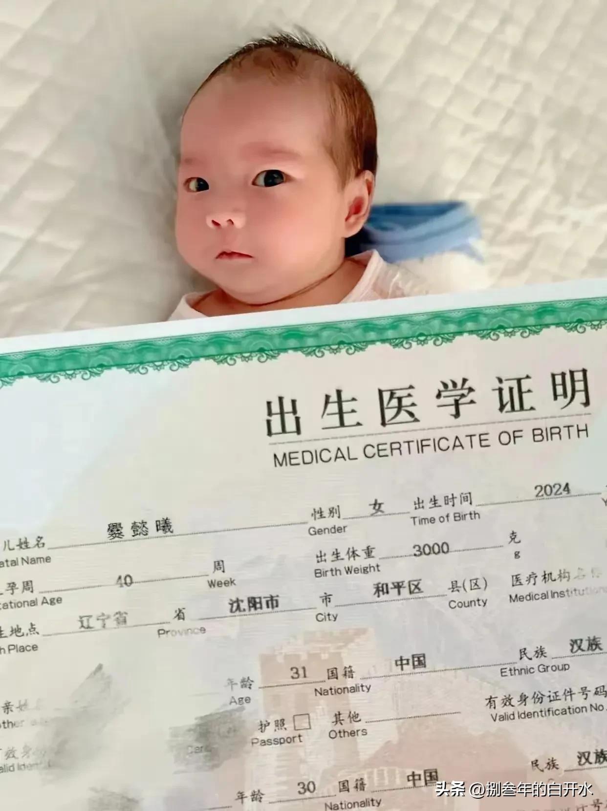 语文老师来了都要查字典吧
一年级期中考试已开始十分钟了
这位考生还在认真的写名字