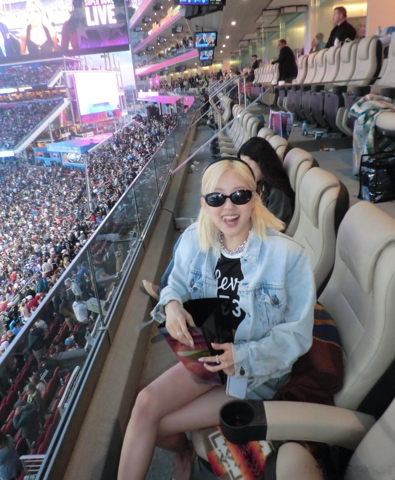 朴彩英ROSÉ，个性叠戴Tiffany HardWear系列项链，搭配HardW