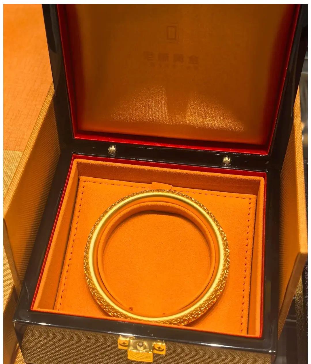 这波黄金上涨，最危险的信号，不是金价，而是越来越多人开始装睡
这波黄金上涨，最危
