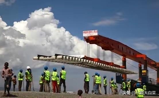 非洲的电网是中国拉的，互联网基站是中国建的，手机也都是中国出的，可当他们打开手机