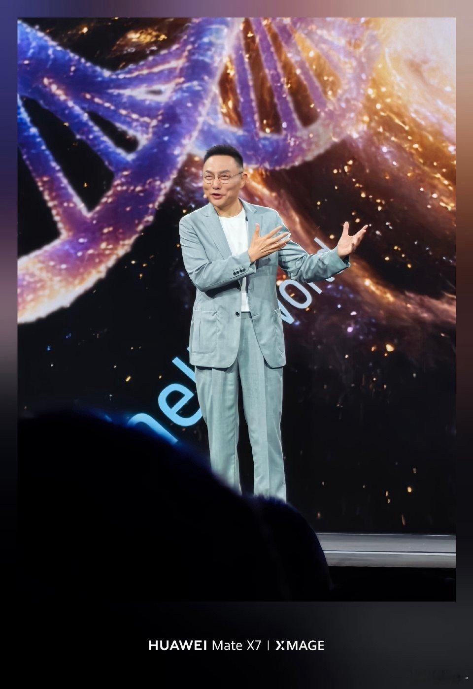 跨年演讲的未来启示，藏在华为Mate X7里。小艺慧记、智能体协作，让“人找服务