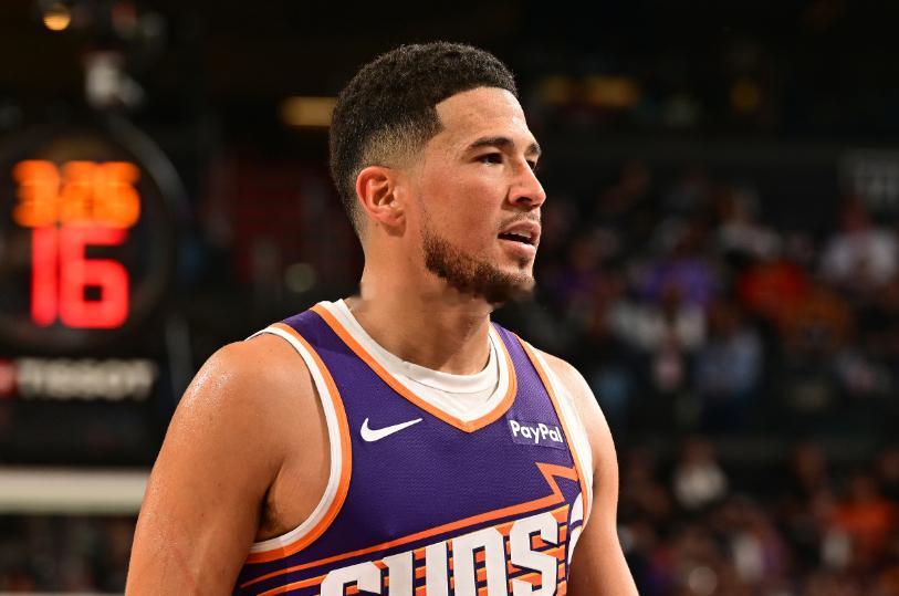 NBA常规赛继续进行，太阳今天在主场对阵独行侠。比赛进行至第三节，布克已经得到了